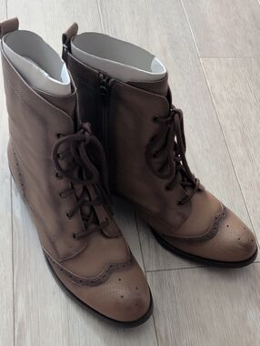 Naturalizer Taupe Lace-Up Wingtip Ankle Boots